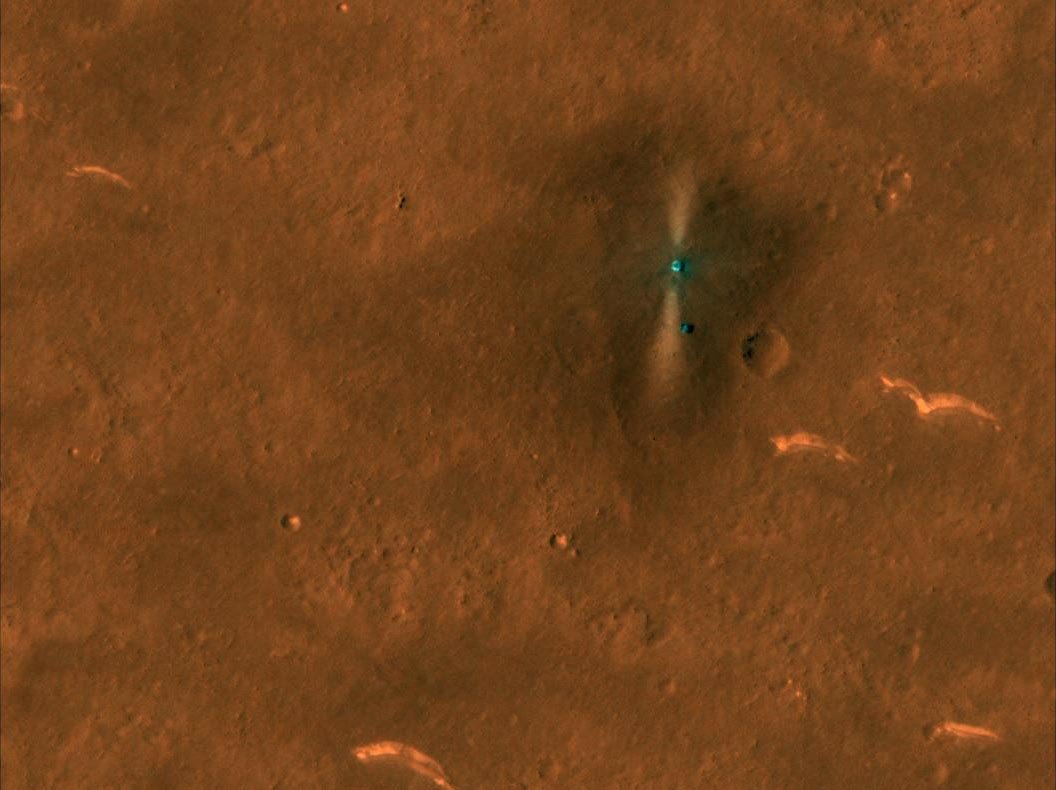 Tianwen-1 Lander and Zhurong Rover in Southern Utopia Planitia shortly after landing in May 2021